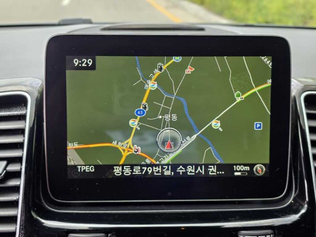 Mercedes-Benz GLE-Class — photo 16