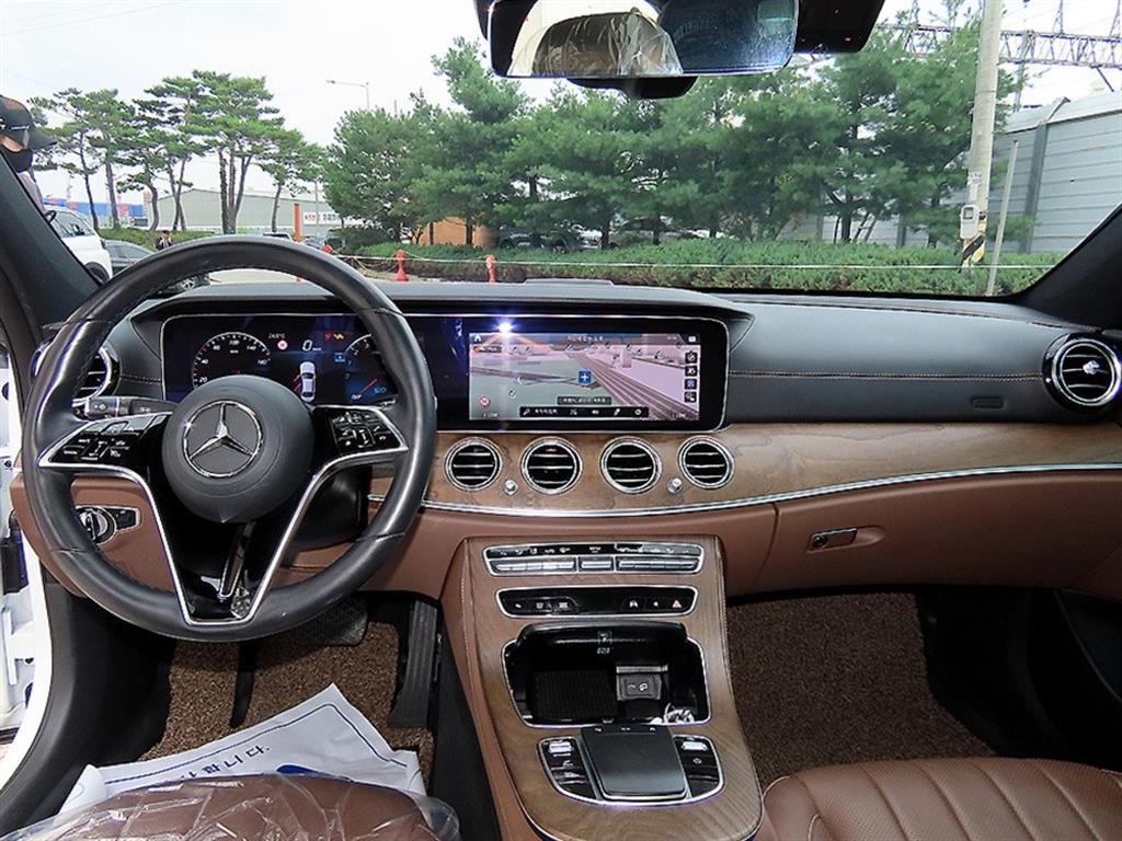 Mercedes-Benz E-Class — photo 05