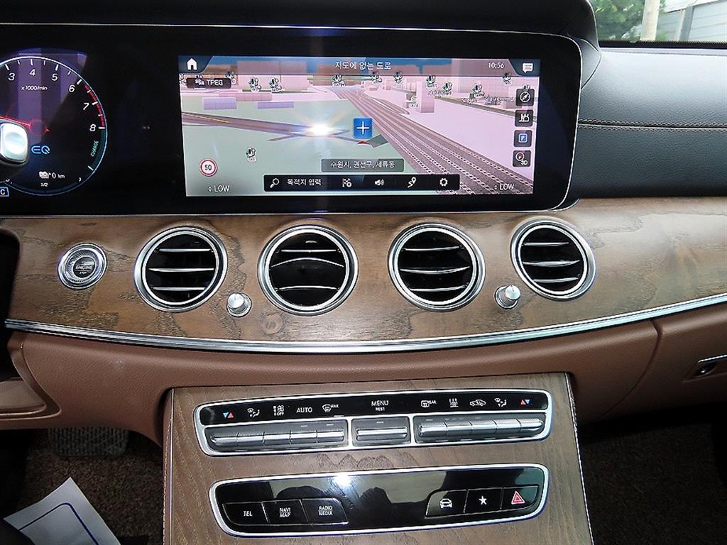 Mercedes-Benz E-Class — photo 11
