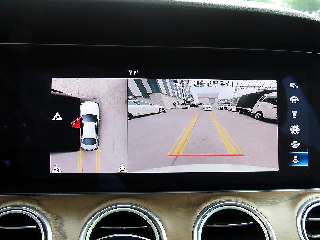 Mercedes-Benz E-Class — photo 12