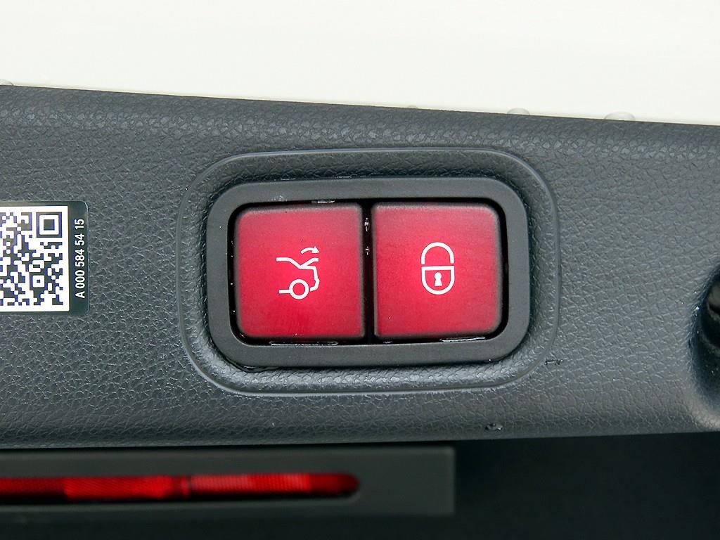 Mercedes-Benz E-Class — photo 15