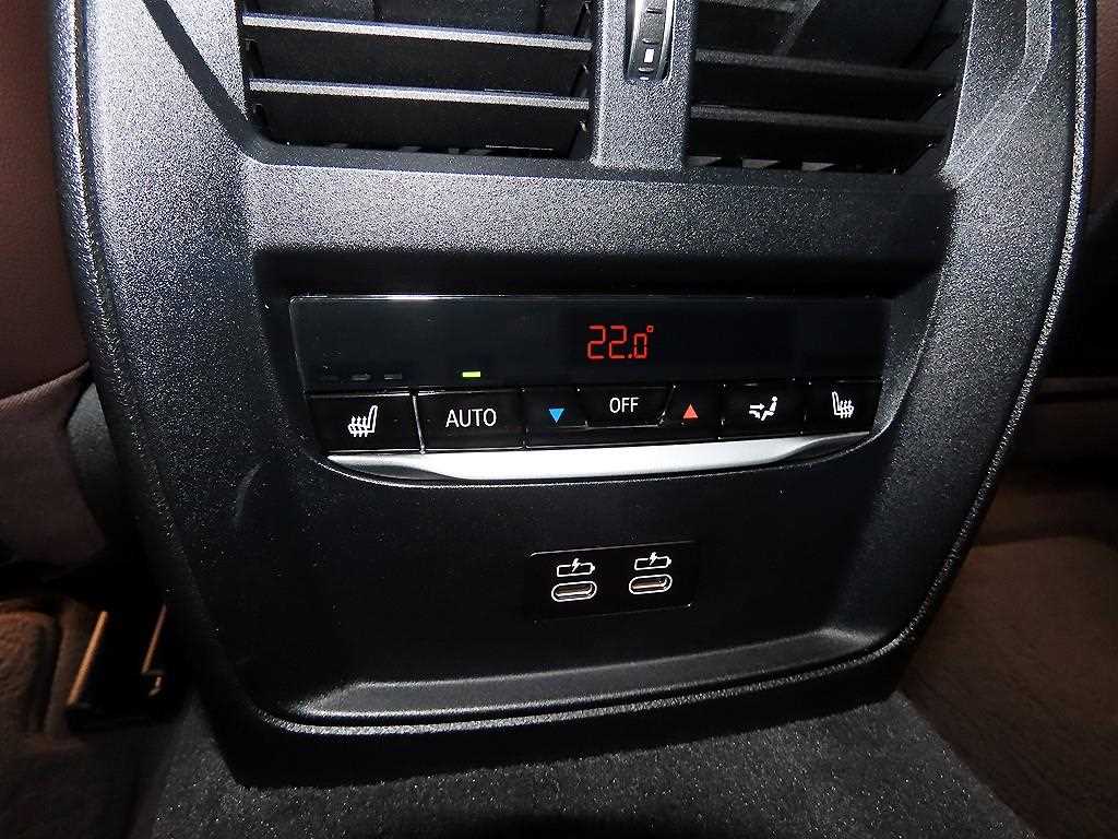 BMW 3-Series — photo 14