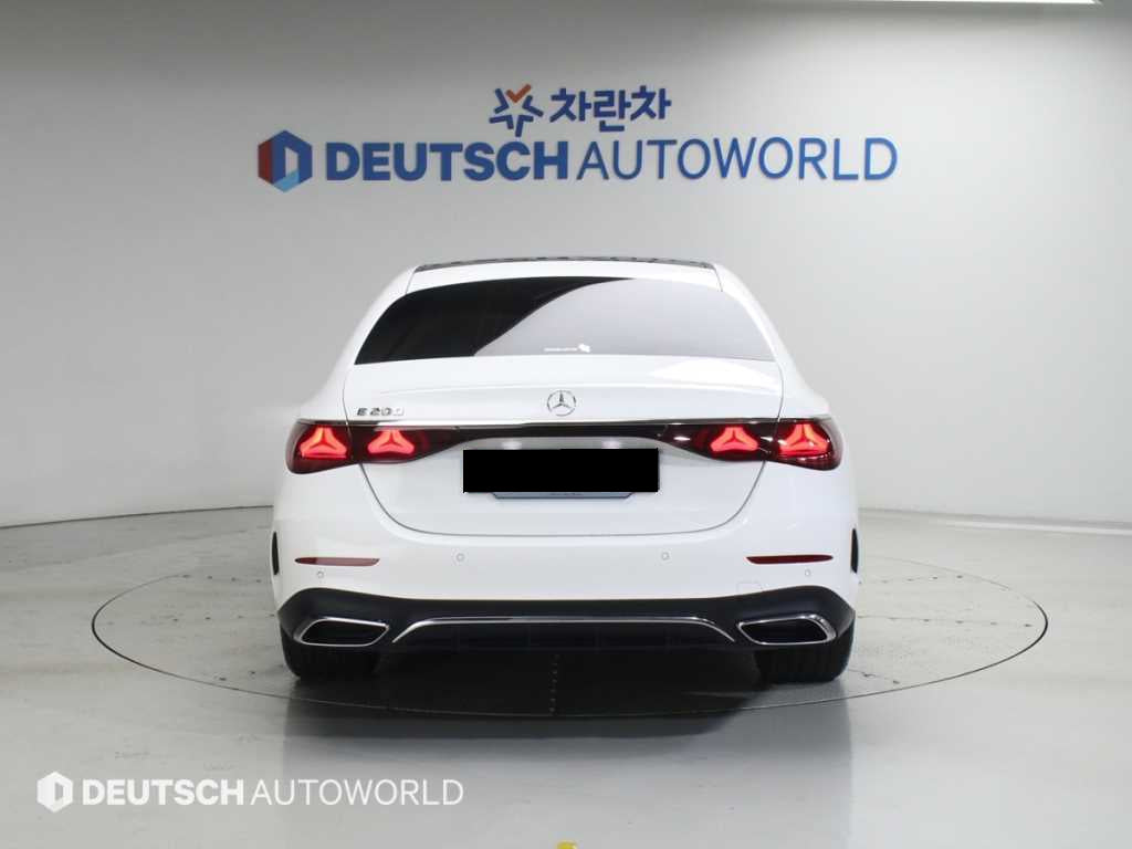 Mercedes-Benz E-Class — photo 04