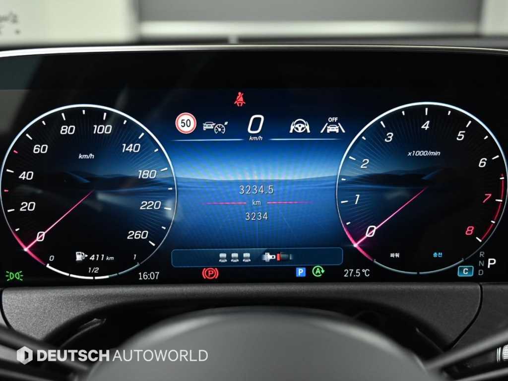 Mercedes-Benz E-Class — photo 08