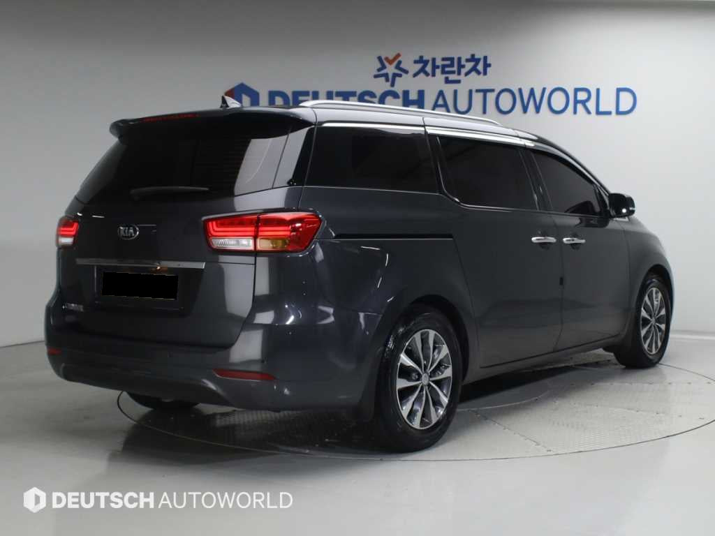 Kia Carnival — photo 02