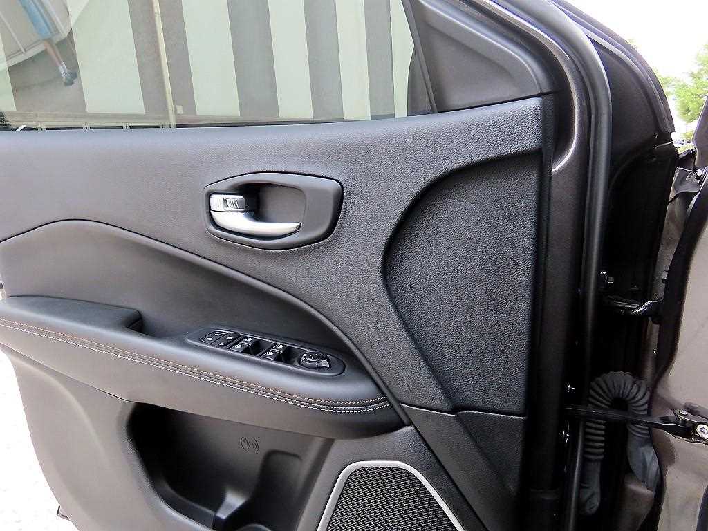 Jeep Compass — photo 11