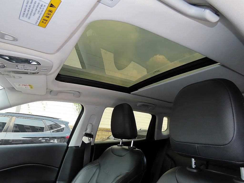 Jeep Compass — photo 16
