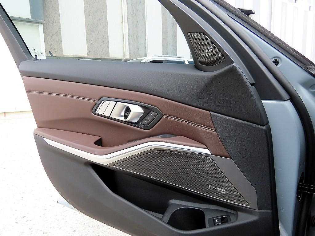 BMW 3-Series — photo 12