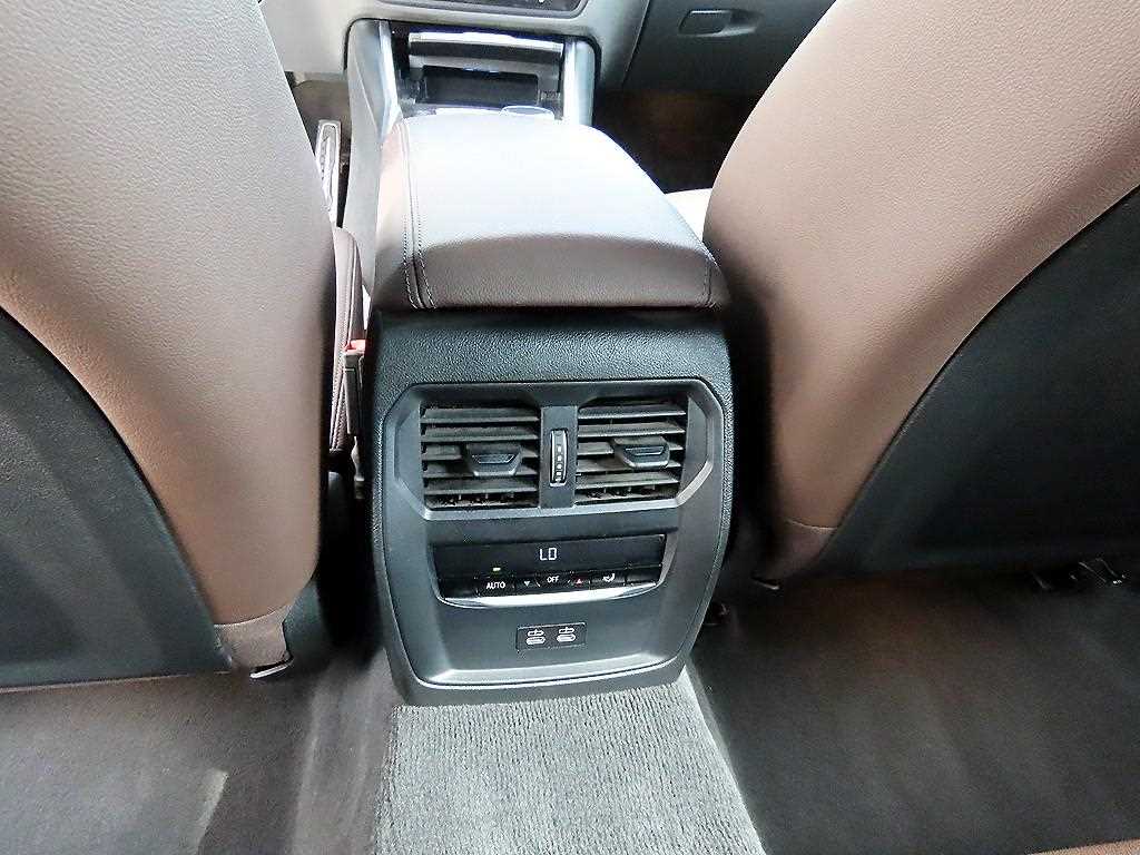 BMW 3-Series — photo 16