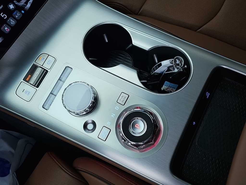 Genesis GV70 — photo 08