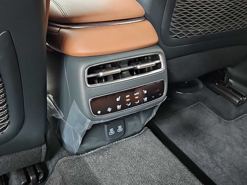 Genesis GV70 — photo 14