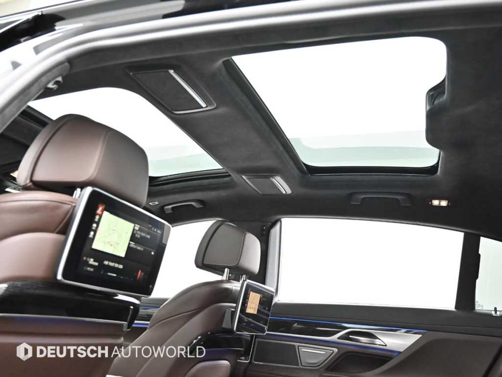 BMW 7-Series — photo 18