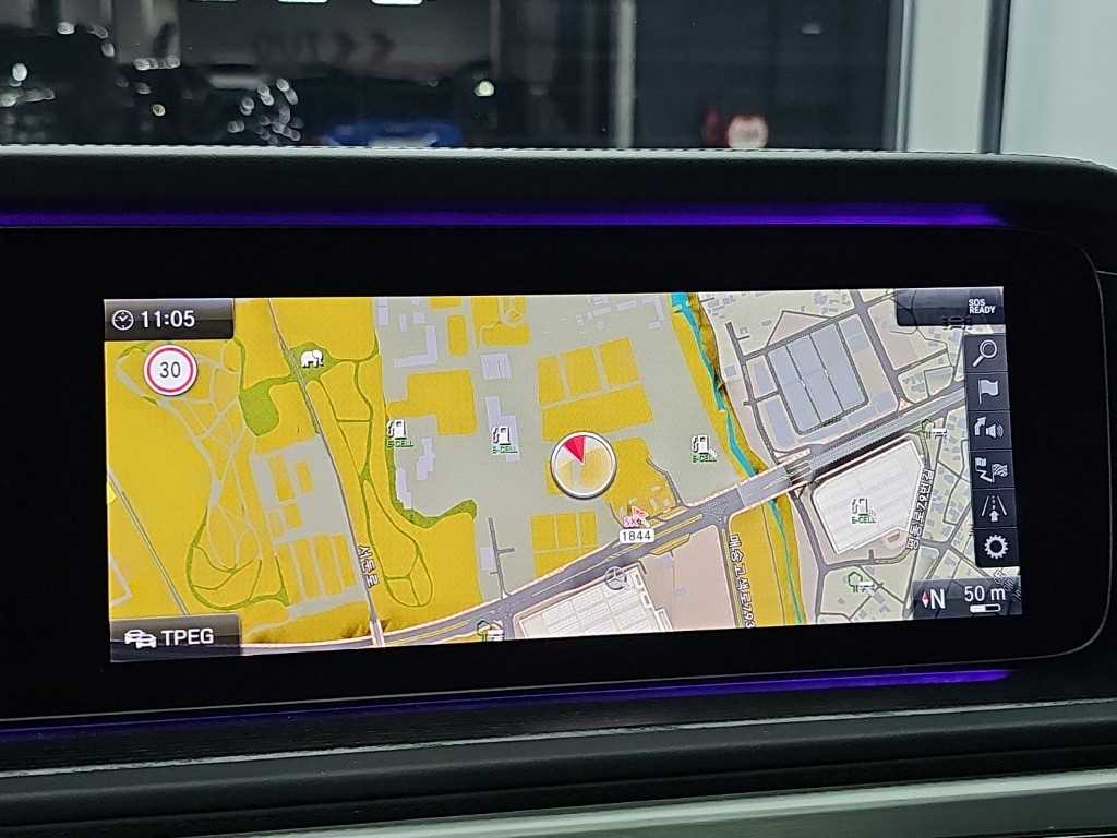 Mercedes-Benz G-Class — photo 15