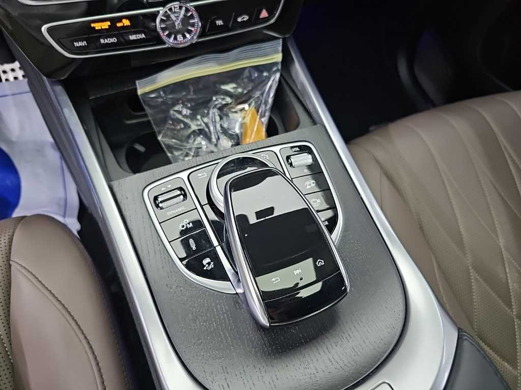 Mercedes-Benz G-Class — photo 17