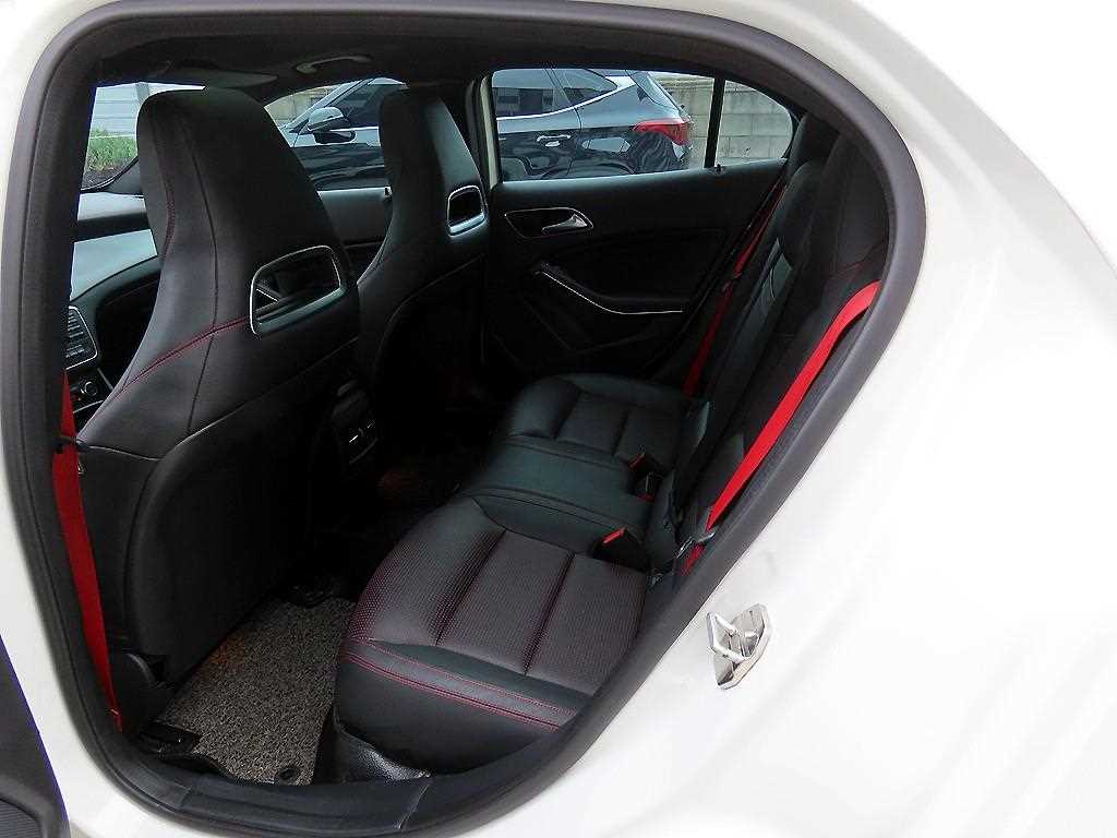 Mercedes-Benz GLA-Class — photo 06