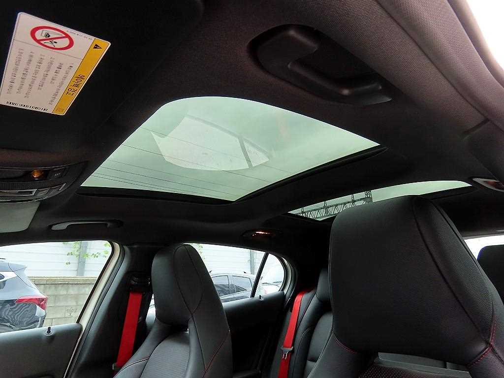 Mercedes-Benz GLA-Class — photo 17