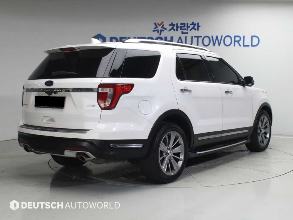 Ford Explorer — photo 02
