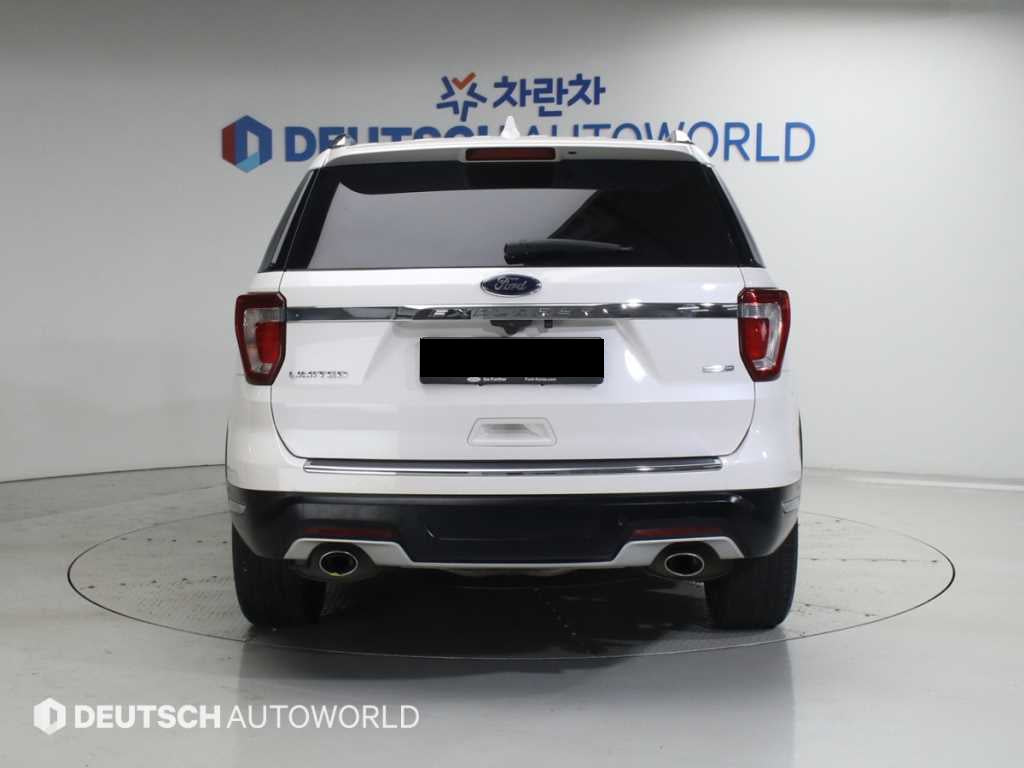 Ford Explorer — photo 04