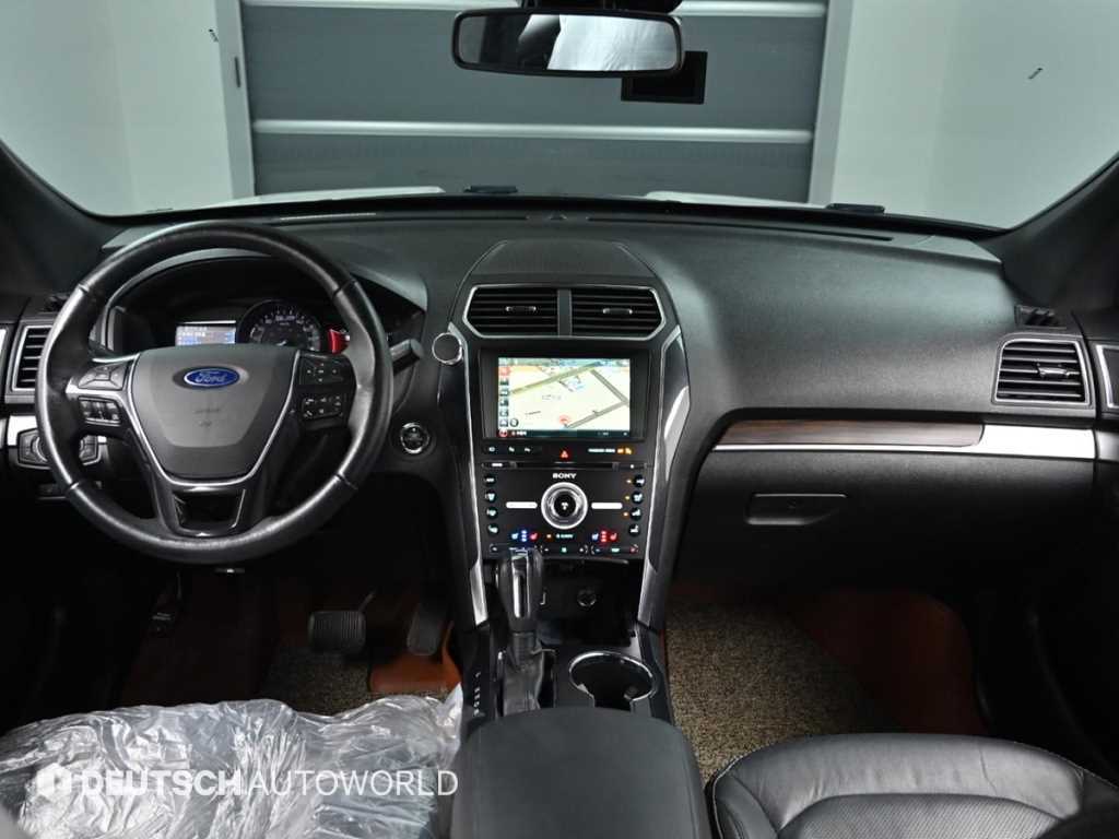 Ford Explorer — photo 07