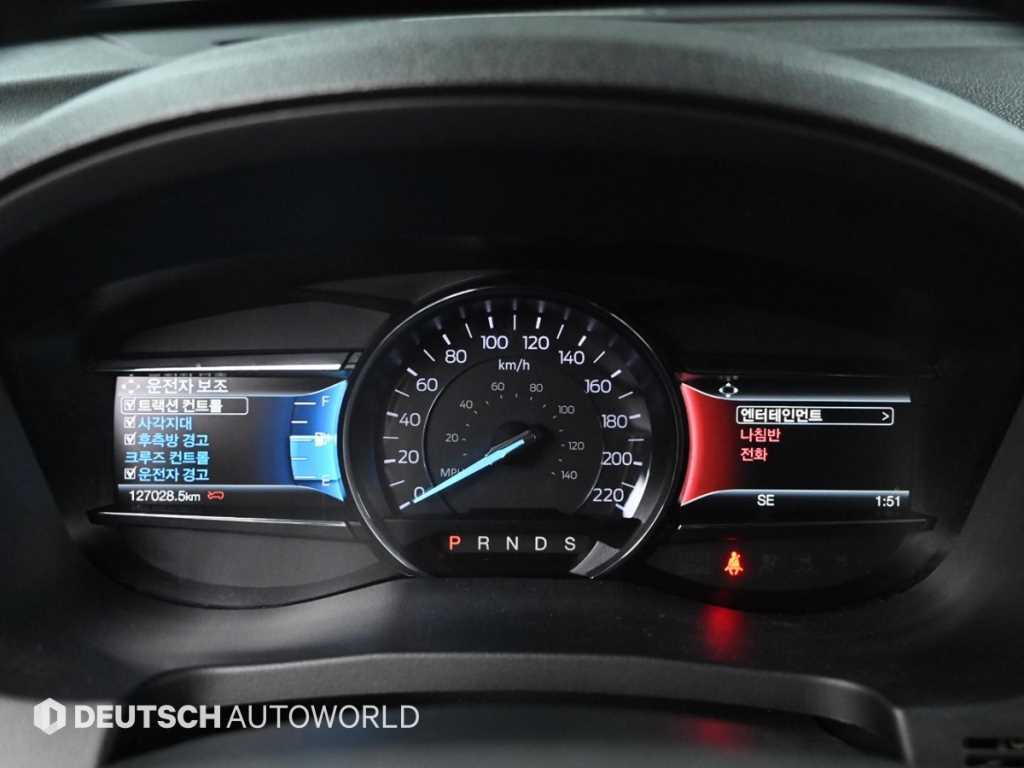Ford Explorer — photo 08