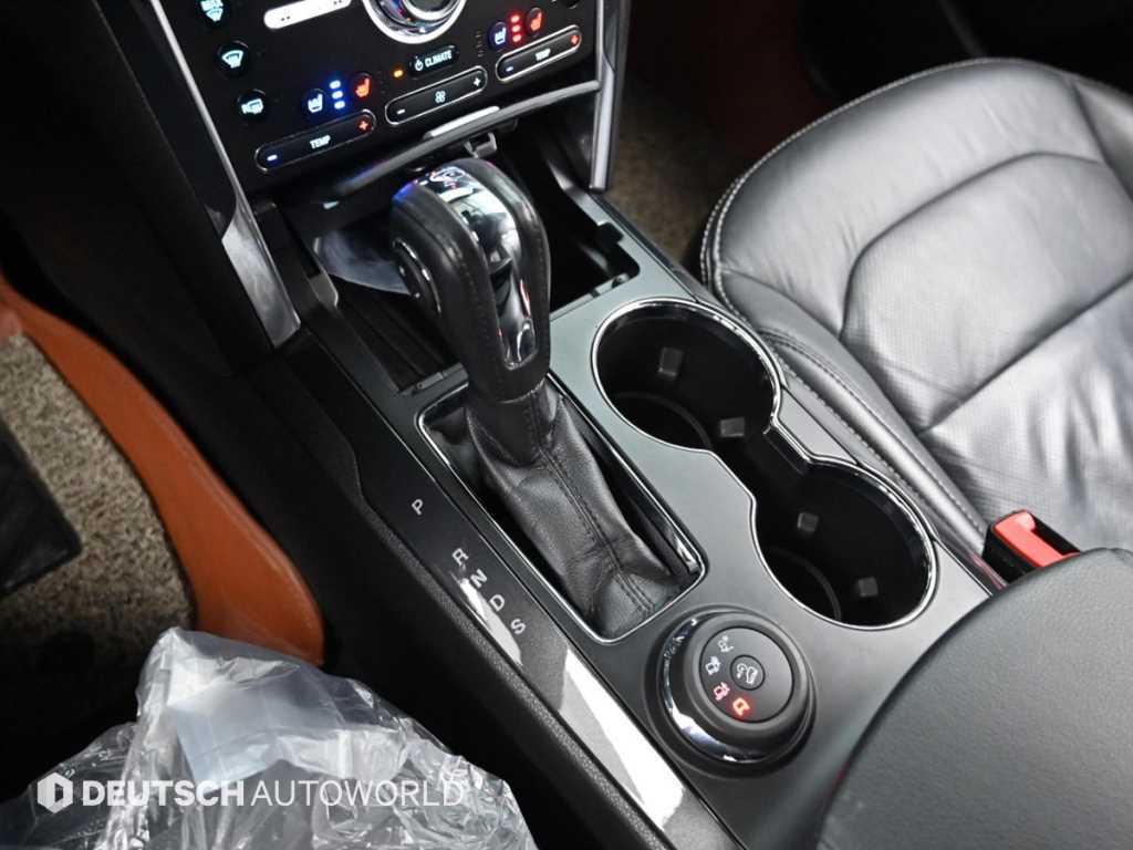 Ford Explorer — photo 09