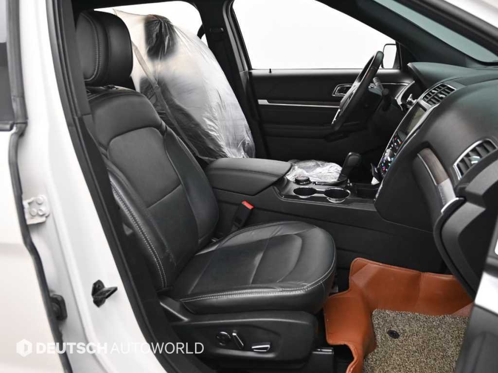 Ford Explorer — photo 10