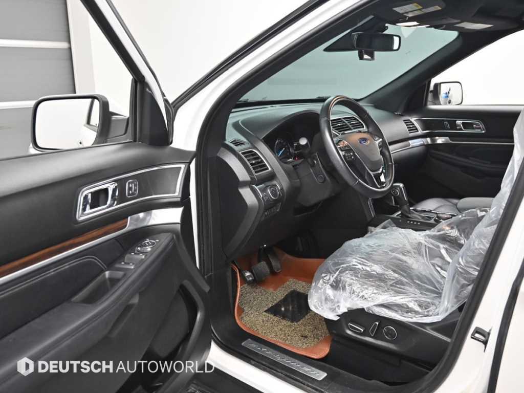 Ford Explorer — photo 11
