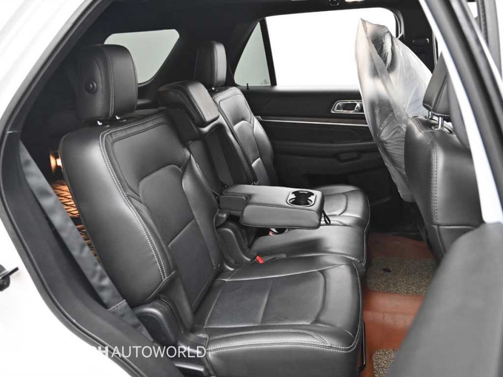 Ford Explorer — photo 12