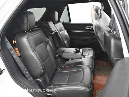 Ford Explorer — photo 12