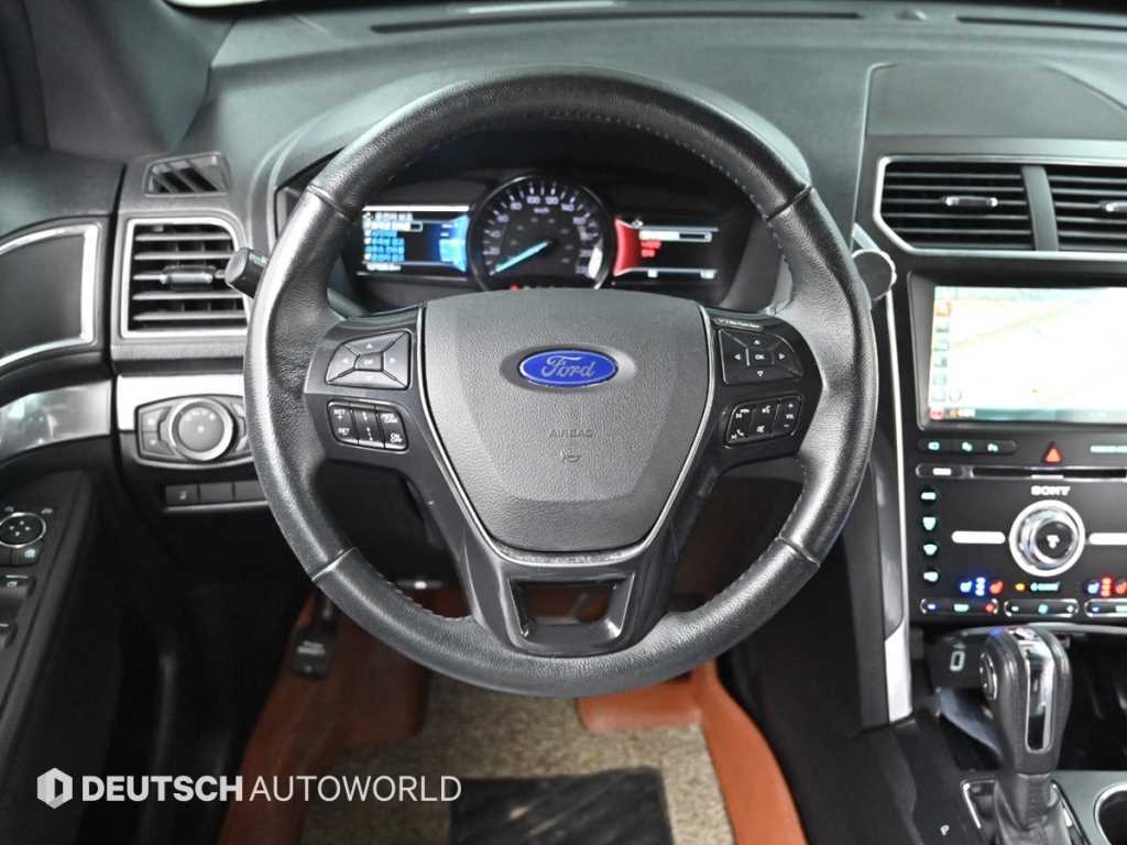 Ford Explorer — photo 13