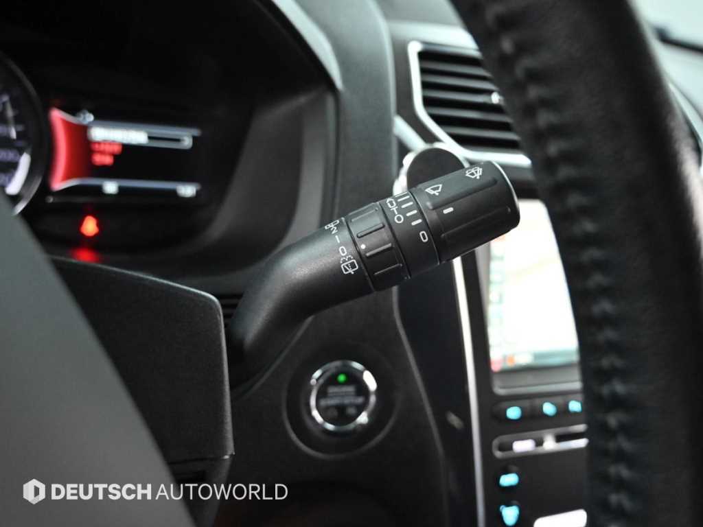 Ford Explorer — photo 17