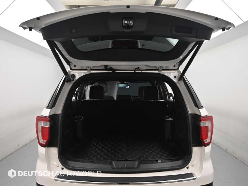 Ford Explorer — photo 19