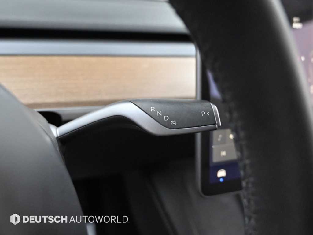 Tesla Model 3 — photo 09