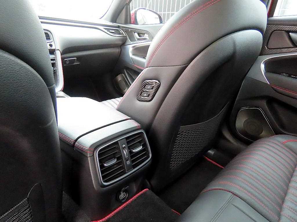 Genesis G70 — photo 16