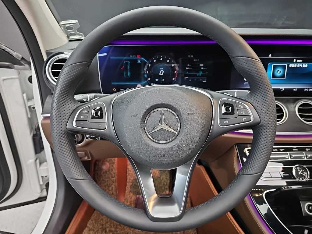 Mercedes-Benz E-Class — photo 09