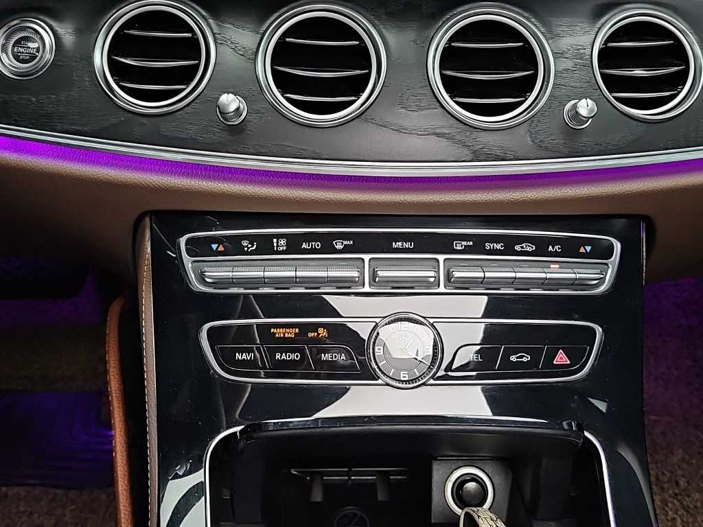Mercedes-Benz E-Class — photo 10