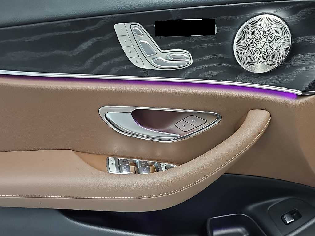 Mercedes-Benz E-Class — photo 16
