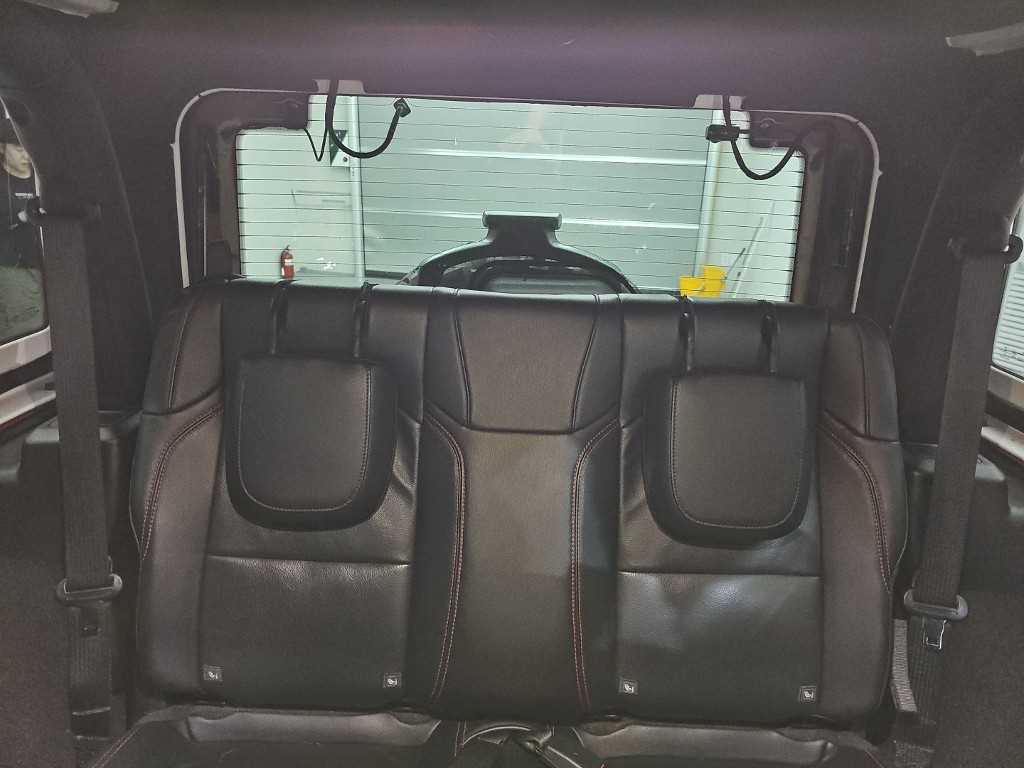 Jeep Wrangler — photo 12