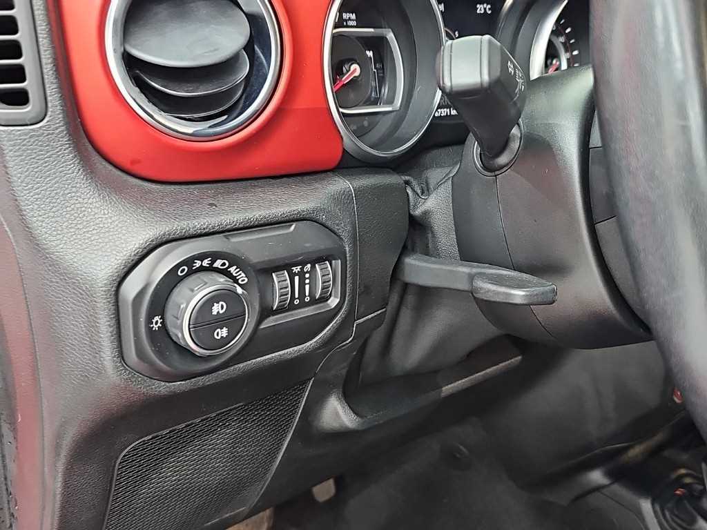 Jeep Wrangler — photo 17