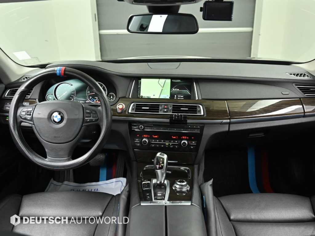 BMW 7-Series — photo 07
