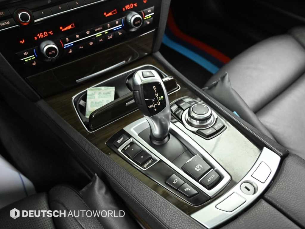 BMW 7-Series — photo 09