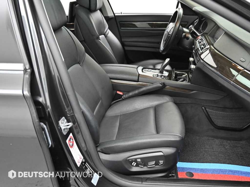 BMW 7-Series — photo 10