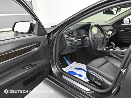 BMW 7-Series — photo 11