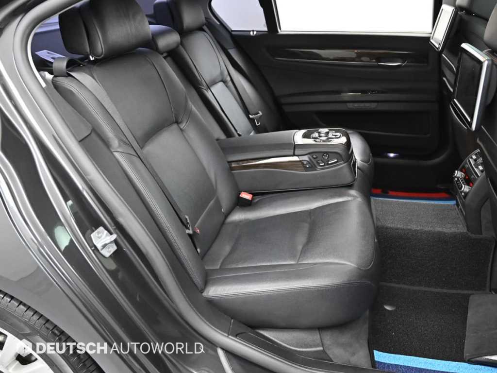 BMW 7-Series — photo 12