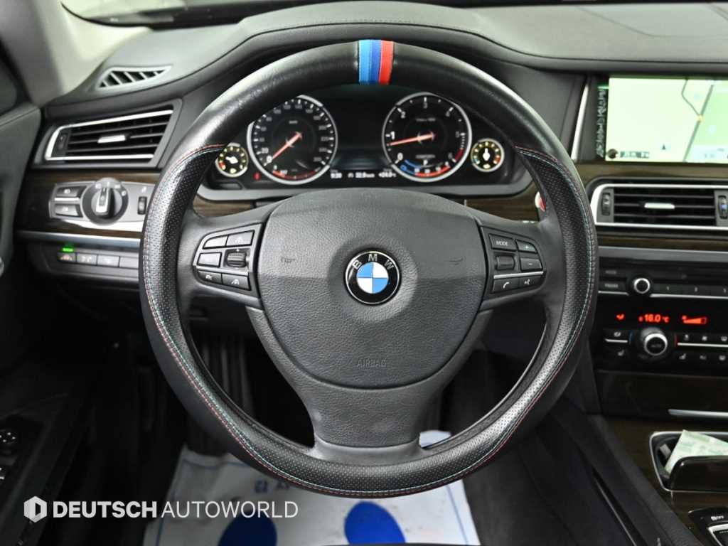 BMW 7-Series — photo 13