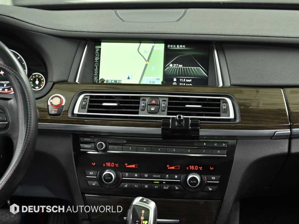 BMW 7-Series — photo 14