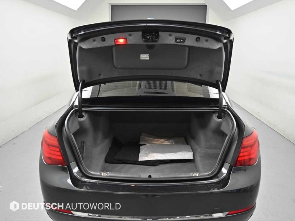 BMW 7-Series — photo 19