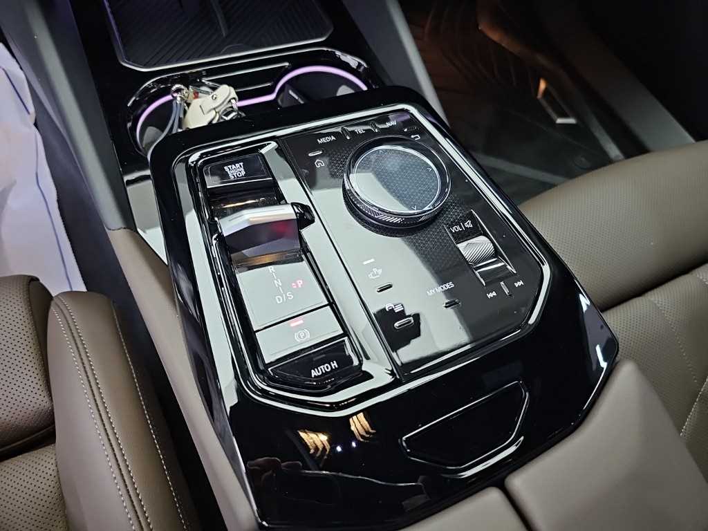 BMW 5-Series — photo 08