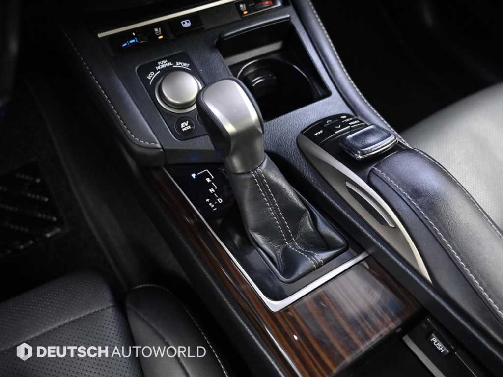 Lexus ES — photo 09