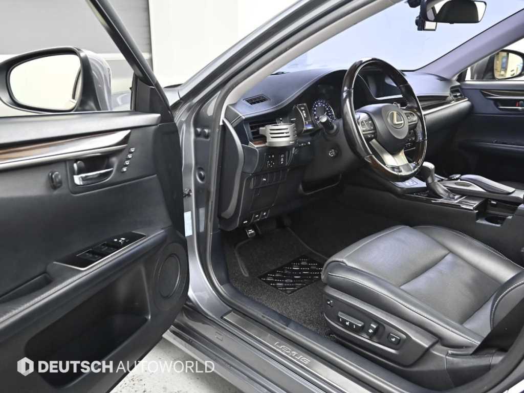 Lexus ES — photo 11